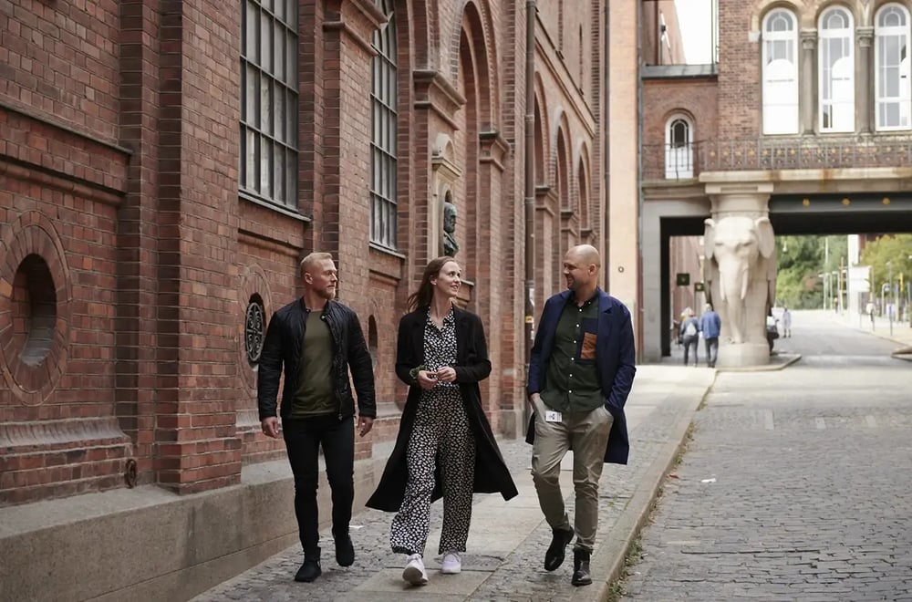 3 personer udenfor går