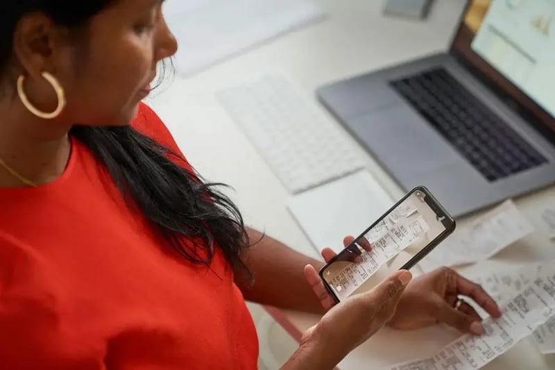 kvinde registrerer udlæg med sin telefon