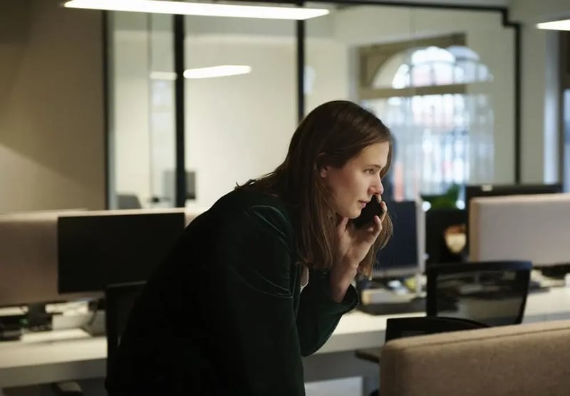 kvinde-snakker-i-telefon