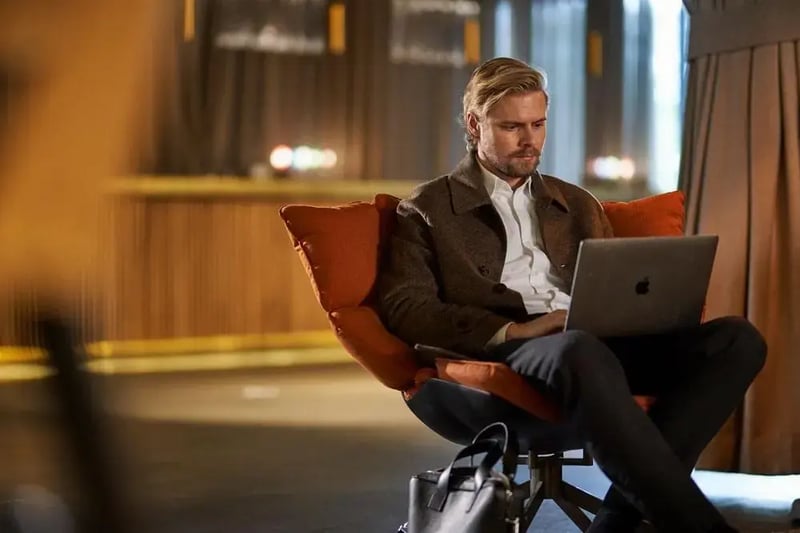 Mand kigger på Visma Løn