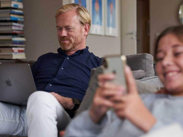 Personer med devices i sofa