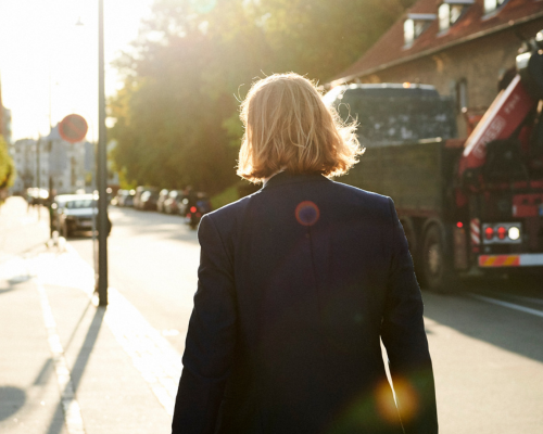 Billede af dame der går på gaden
