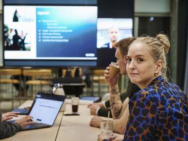 visma-enterprise_kvinde-kigger-til-moede